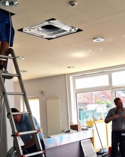 Techniker verbinden die Photovoltaik mit der Klimaanlage
